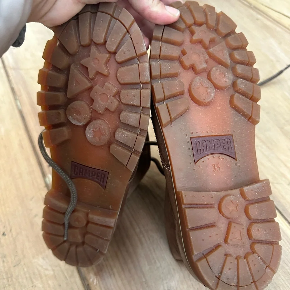 Kids camper boots. Size 4 / eu 35.  stylish classy. Comfey. - Picture 4 of 6
